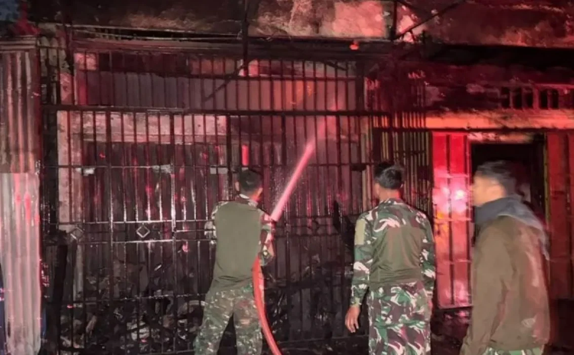 8 RUKO DAN KOS-KOSAN TERBAKAR DI WAMENA, TNI KERAHKAN DUA TRUK DAMKAR