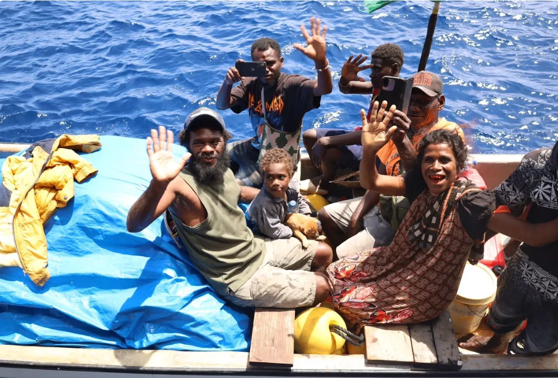KRI WAHIDIN EVAKUASI 11 WN PAPUA NUGINI YANG HANYUT DI SAMUDRA PASIFIK