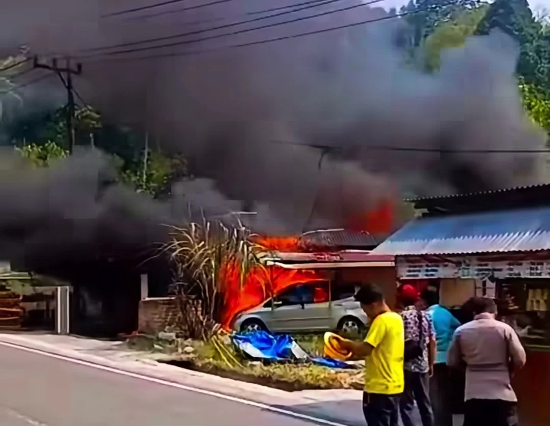KEBAKARAN HANGUSKAN RUMAH DAN MOBIL DI PALUPUAH AGAM, DUA KELUARGA KEHILANGAN TEMPAT TINGGAL
