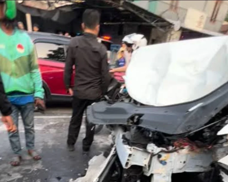 TRAGEDI DI TURUNAN KEMBANG KEREP: SATU KELUARGA TEWAS TERSAMBAR MOBIL YANG HILANG KENDALI