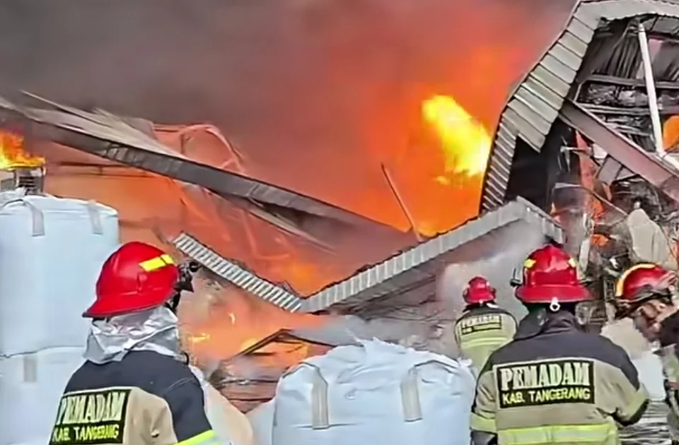 PABRIK PLASTIK DI BALARAJA TERBAKAR HEBAT