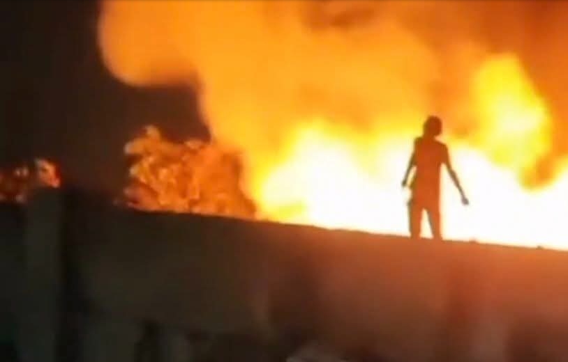 TUMPUKAN SAMPAH DAN KABEL OPTIK TERBAKAR DI TARUMAJAYA