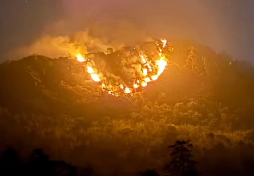 KEBAKARAN GUNUNG SAUKANG MAROS, ADA PENDAKI TERJEBAK