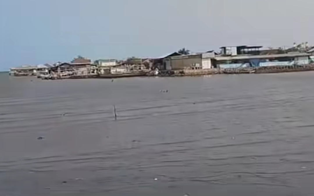 AIR LAUT SURUT PASCA TERJADINYA ERUPSI GUNUNG ANAK KRAKATAU DI KAMPUNG NELAYAN LAMPUNG