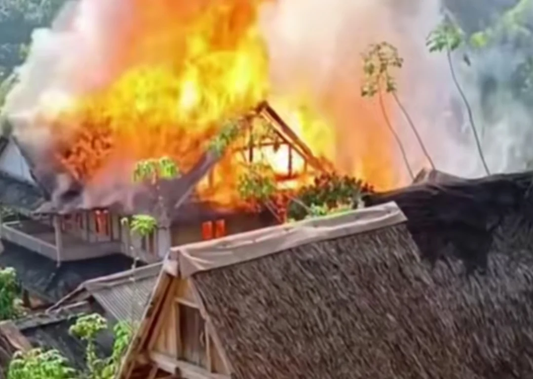 KEBAKARAN RUMAH PANGGUNG DI KAMPUNG ADAT SINAR RESMI SUKABUMI