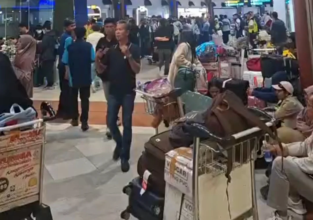 SEPENGGAL KISAH DI BALIK ERUPSI GAK, WARGA MENUNGGU DITENGAH KETIDAKPASTIAN: “SUDAH MAU 4 HARI”