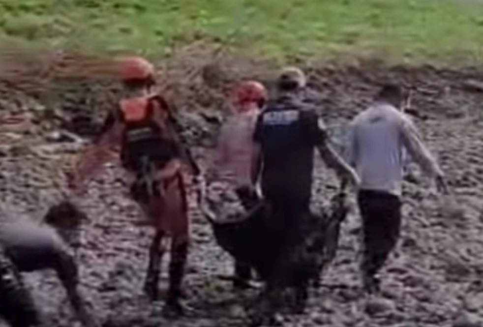 NIAT BERWUDHU, PRIA TERPELESET DAN TERBAWA ARUS DI SUNGAI CITARUM, DITEMUKAN MENINGGAL