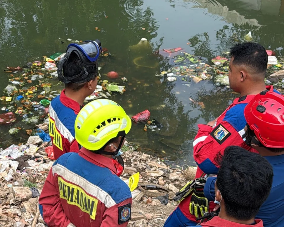 SOSOK MAYAT PRIA DITEMUKAN MENGAPUNG DI PINTU AIR KEBON MANGGIS, JAKARTA TIMUR