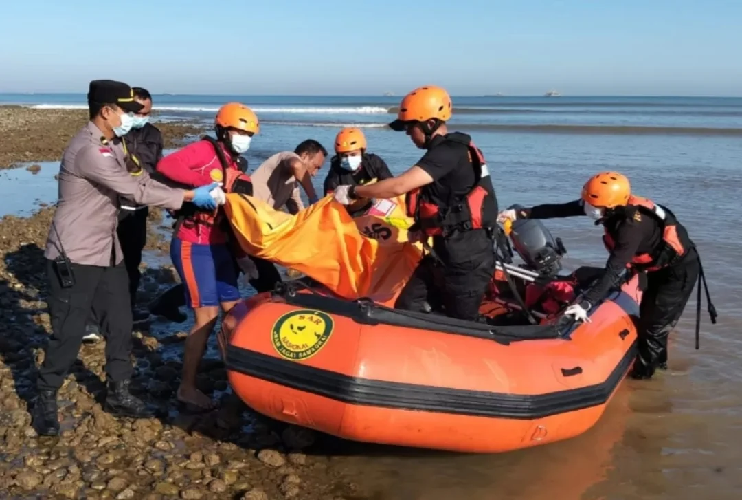 MAYAT PRIA TANPA BUSANA DITEMUKAN NELAYAN MENGAPUNG DI PANTAI LABA PANDEGLANG