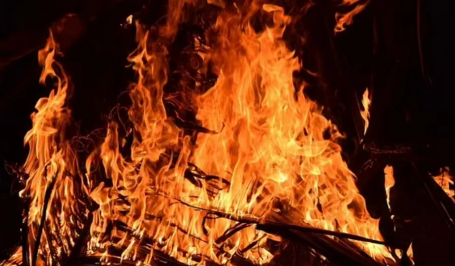 KAKAK BERADIK DI SURABAYA TEWAS TERBAKAR DALAM KAMAR TERKUNCI