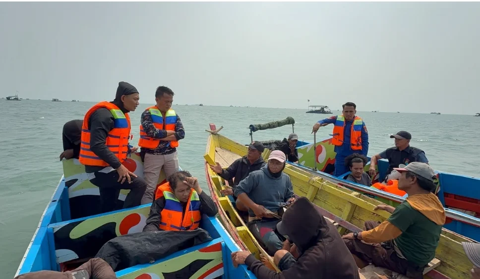 POLISI HENTIKAN TAMBANG TIMAH ILEGAL DI PERAIRAN TEMBELOK-KERANGGAN, BABEL