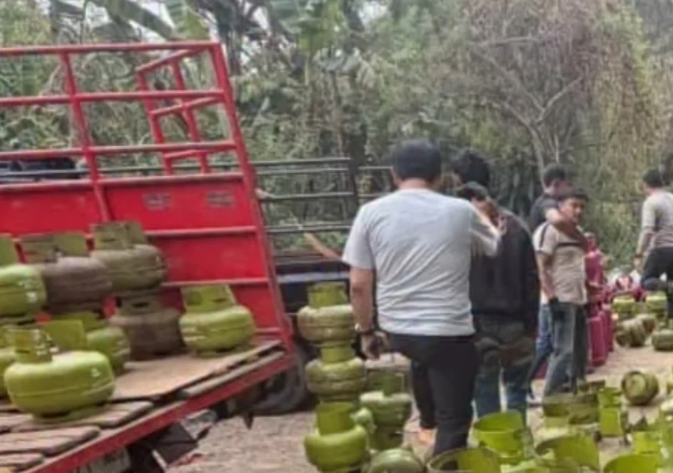 POLISI GEREBEK GUDANG MAFIA GAS DI PINGGIR TOL PONDOK AREN
