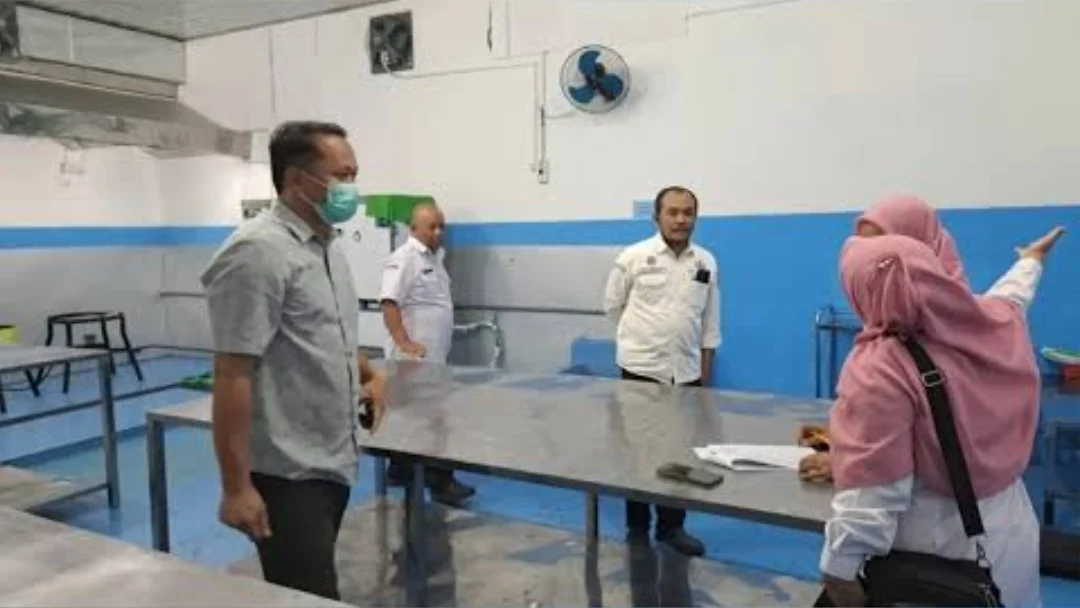 DAPUR MBG BERMASALAH DISETOP USAI 100 SISWA SMKN 1 BOYOLANGU KERACUNAN