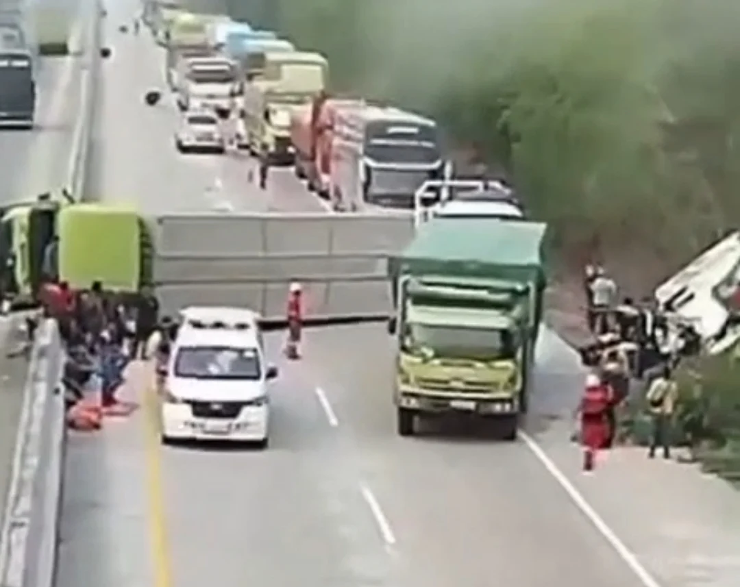 KECELAKAAN MAUT DI TOL TERPEKA KM 246, SOPIR BUS TEWAS DAN 12 PENUMPANG LUKA