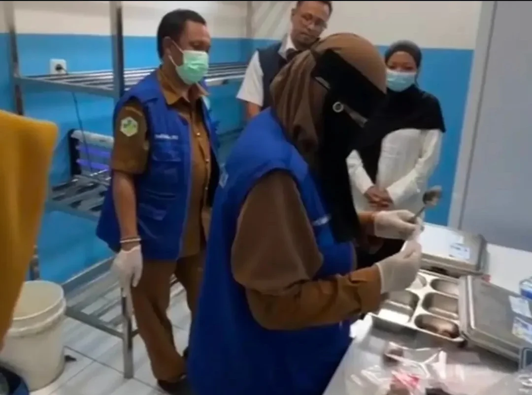 GEGER MBG TAKALAR MENGANDUNG BORAKS, DINKES TEMUKAN ZAT BERBAHAYA DI MENU SPPG TOPEJAWA