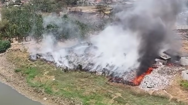 TPS ILEGAL DI BANTARAN KALI BEKASI KEMBALI TERBAKAR, ASAP TEBAL SELIMUTI JALAN PERJUANGAN DAN PERMUKIMAN BABELAN