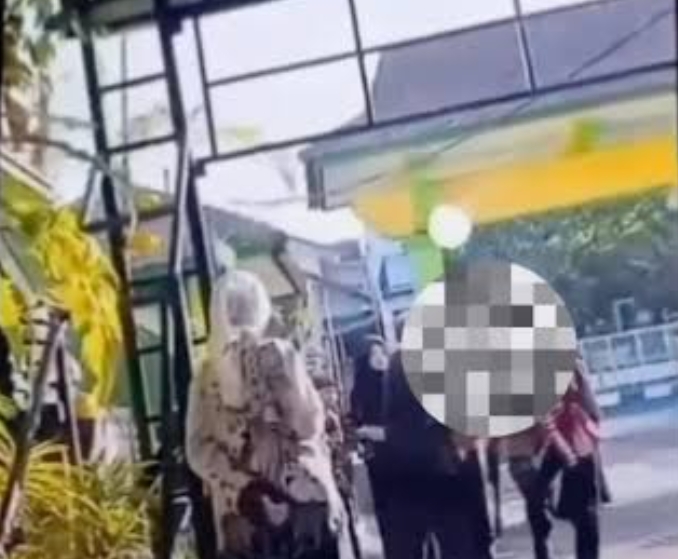 KEPALA SMPN 18 MALANG DIDUGA TAMPAR SISWA GARA GARA TAK PAKAI SERAGAM LURIK, WALI MURID GERUDUK SEKOLAH