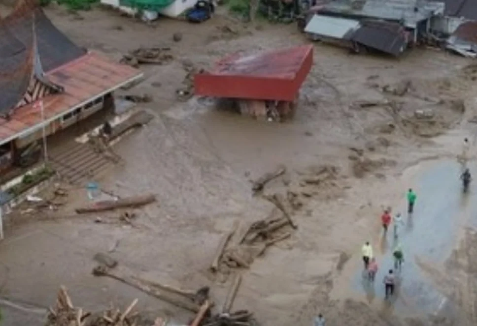DETIK DETIK TIM SAR TEMUKAN KORBAN TERAKHIR BANJIR BANDANG SOLOK, TERCIUM DARI KERUMUNAN LALAT HIJAU DI HALAMAN RUMAH