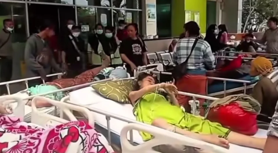 PANIK KEBARAN DI IGD RSUD CIBITUNG BEKASI PASIEN ICU DIEVAKUASI KE LOBI ASAP BAU KABEL TERBAKAR