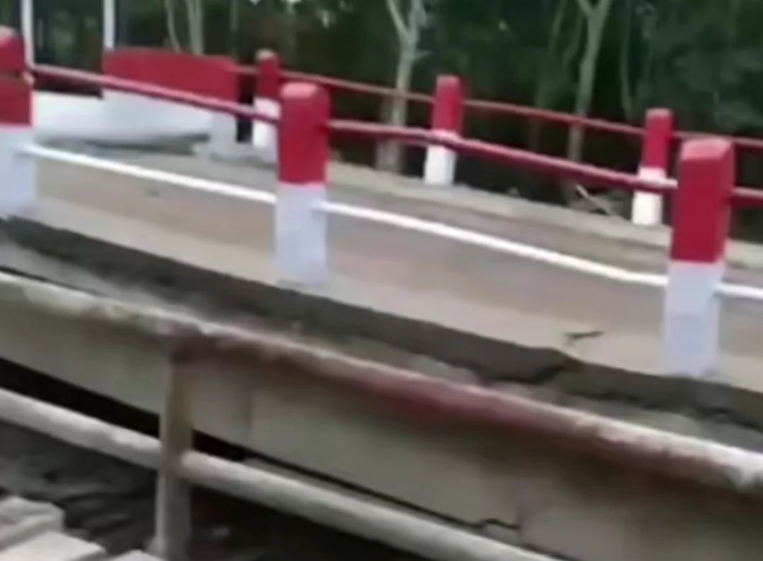 BARU 1,5 BULAN DIRESMIKAN JEMBATAN PERINTIS GARUDA MERAH PUTIH MUSI RAWAS RETAK DILINDAS TRONTON 36 TON BAWA EKSAVATOR