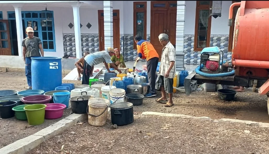KRISIS AIR BERSIH LANDA PROBOLINGGO BPBD GELONTORKAN 24 RIBU LITER UNTUK 652 JIWA DI TIGA DUSUN
