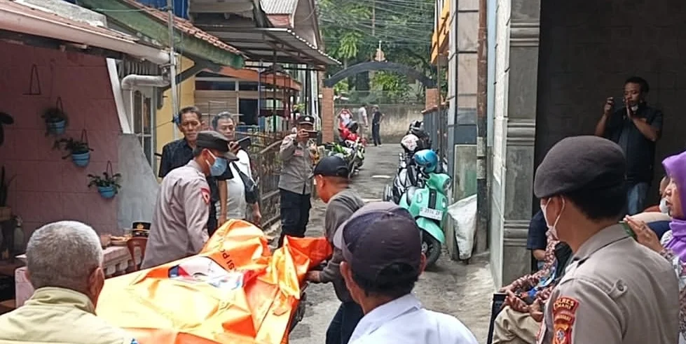 GEGER KAMPUNG CIJERUK LEMBANGz DUA PEDAGANG KUPAT TAHU TEWAS MULUT BERBUSA SATU KRITIS