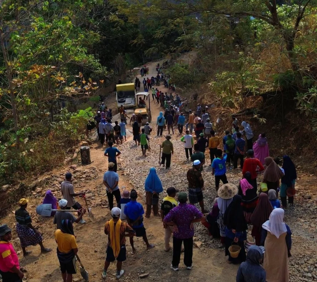 GERAM JALAN RUSAK 10 TAHUN TAK TERSENTUH PEMERINTAH WARGA TETA LAMBATU BIMA SWADAYA PERBAIKI JALAN SENDIRI
