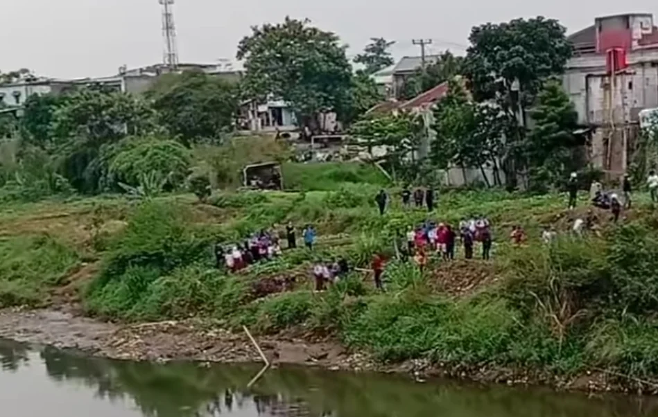 MAYAT TANPA IDENTITAS DITEMUKAN DI ALIRAN SUNGAI CITARUM MARGAASIH BANDUNG