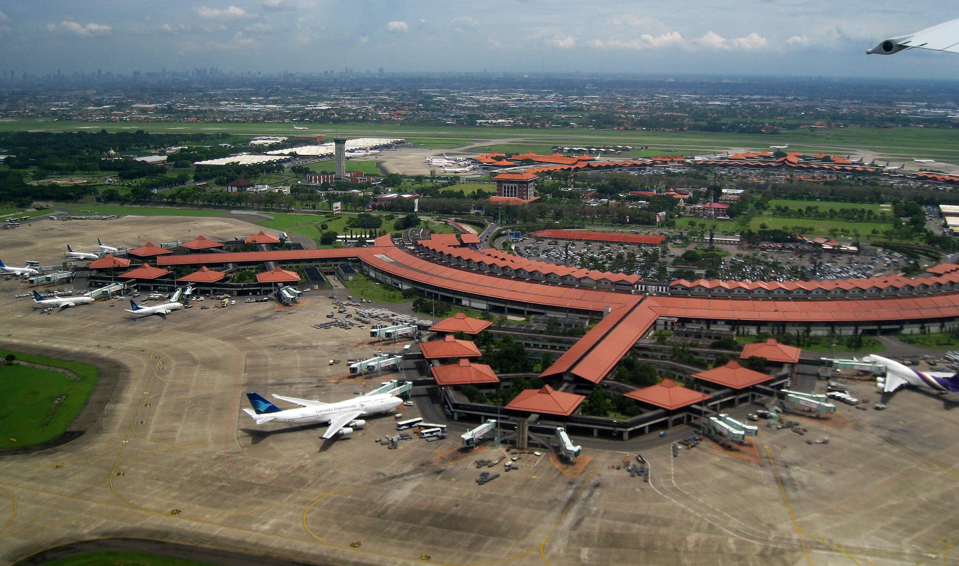DAMPAK ABU VULKANIK, BANDARA SOEKARNO HATTA DITUTUP SEMENTARA