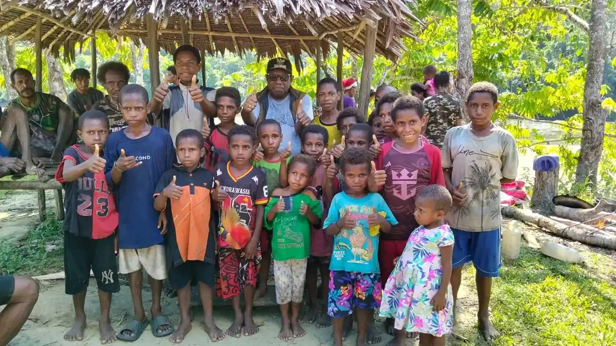 TINJAU KAMPUNG TERISOLASI DI PERBATASAN, BUPATI KEEROM MINTA MAAF DAN INSTRUKSIKAN PENANGANAN DARURAT DI WONAM