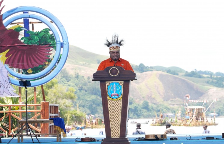 TRANSFORMASI BUDAYA JADI PENGGERAK EKONOMI, GUBERNUR PAPUA RESMI BUKA FESTIVAL DANAU SENTANI XV