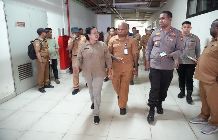 TRANSISI PEMULIHAN KEBAKARAN DOK V, PEMPROV DAN PEMKOT JAYAPURA MATANGKAN RELOKASI PENGUNGSI KE WISMA MANDALA