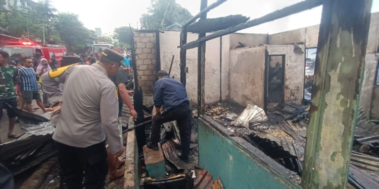 TUJUH RUMAH HANGUS DI DOK 9 TANJUNG RIA, POLRESTA JAYAPURA KOTA TERUNKAN TIM INAFIS GELAR OLAH TKP