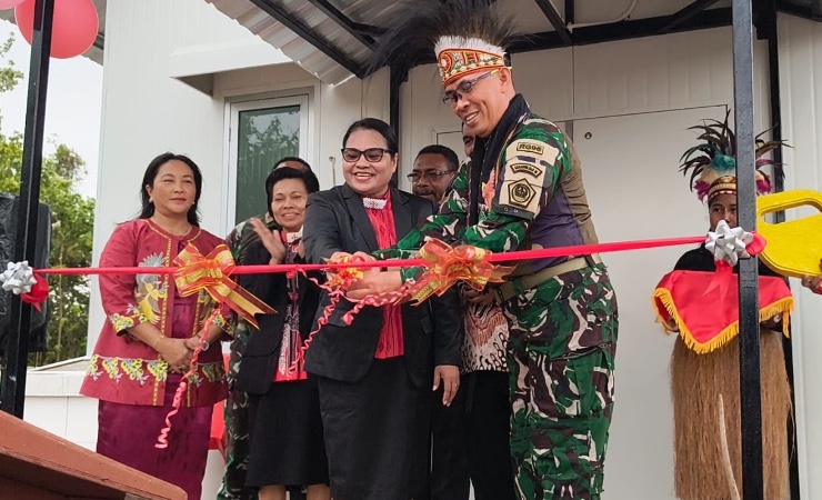 WUJUDKAN KEMANUNGGALAN TNI DAN RAKYAT, KOOPS TNI HABEMA RESMIKAN GEDUNG GEREJA BAKAL JEMAAT ARAS DI MIMIKA