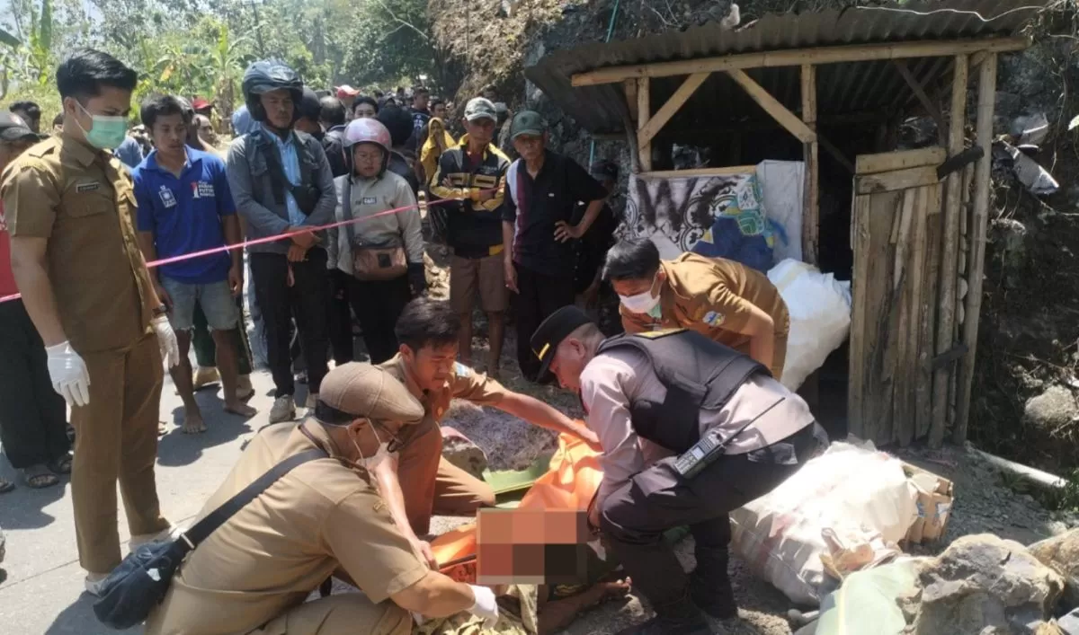 TEGURAN DI PANTAI BERUJUNG MAUT, KAKEK 74 TAHUN TEWAS DIHANTAM BATU 25 KG OLEH PRIA MABUK