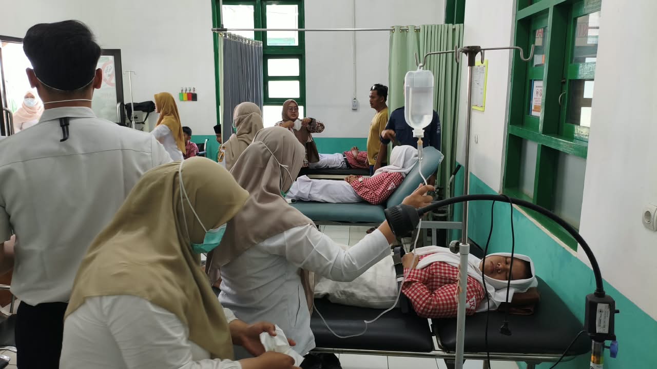OVERLOAD, PUSKESMAS GEMBONG TAK DAPAT TAMPUNG RATUSAN SISWA KERACUNAN MBG DI PATI