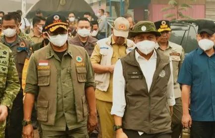 KALTENG DIKEPUNG ASAP, MENHUT DAN KEPALA BNPB PUTUSKAN BERKANTOR DI LOKASI KARHUTLA