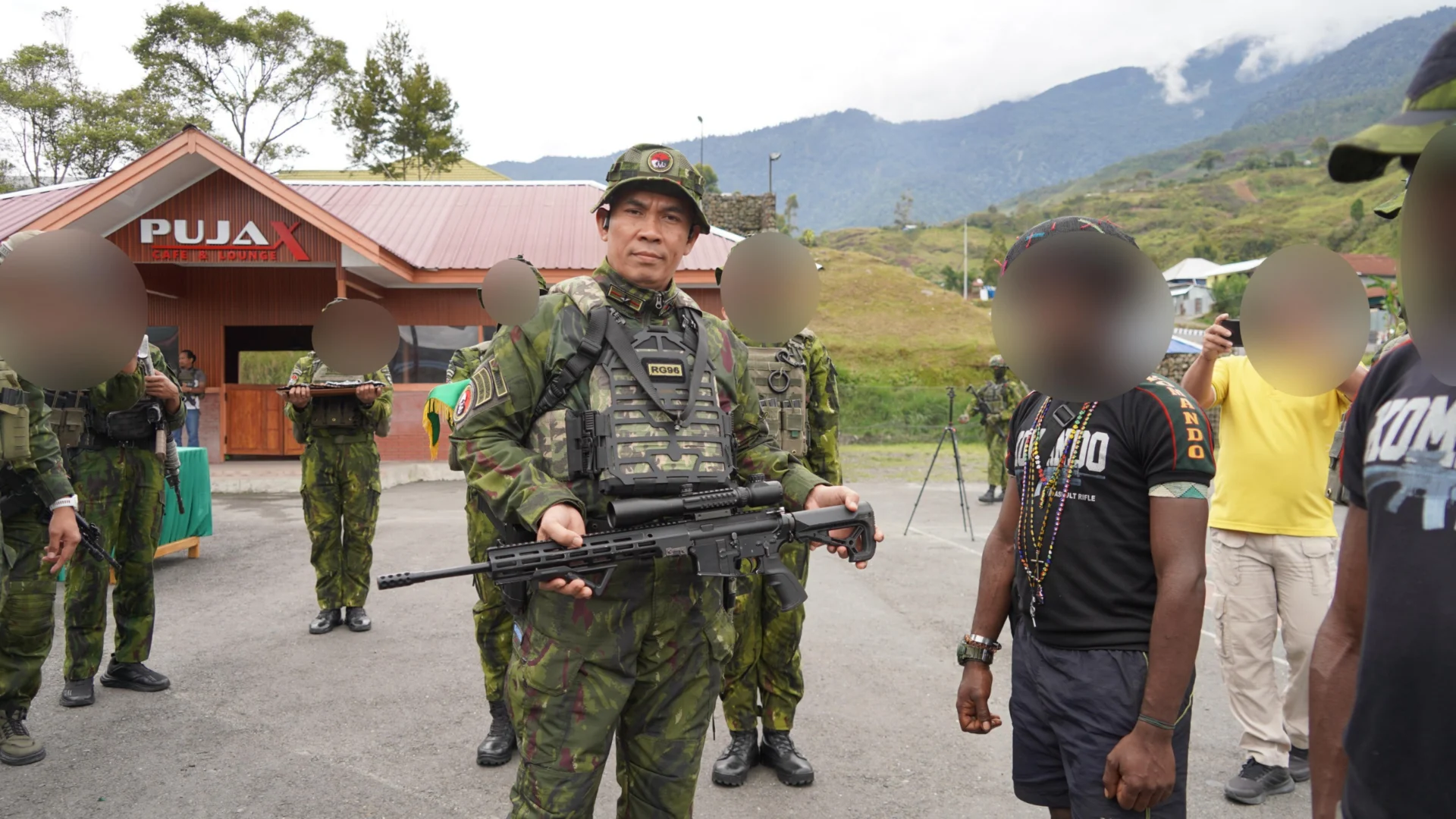 EMPAT ANGGOTA OPM PUNCAK JAYA SERAHKAN SENJATA, PILIH KEMBALI KE NKRI