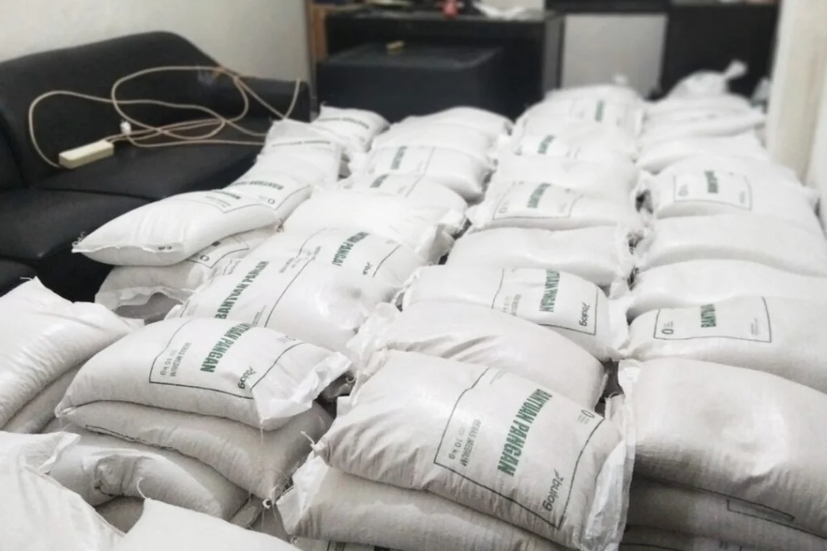 RATUSAN KARUNG BERAS BANTUAN PANGAN DITEMUKAN MENUMPUK DI RUMAH PENGEPUL DI CIREBON