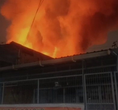 KEBAKARAN RUMAH DI KARTINI, JAKARTA PUSAT, 12 UNIT DAMKAR TERJUN KE LOKASI