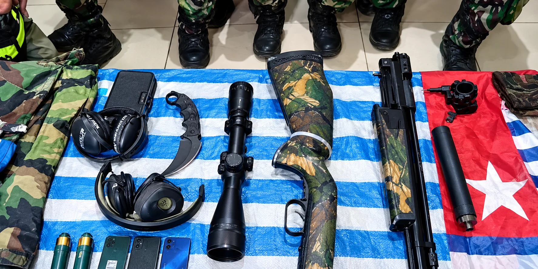 SATGAS KOPASGAT YONIF 462 AMANKAN PAKET BERISI SENAPAN ANGIN DAN BENDERA BINTANG KEJORA DI WAMENA