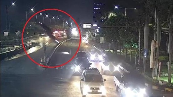 DETIK-DETIK BMW TERJUN DARI UJUNG TOL KRIAN-GRESIK YANG BELUM TERSAMBUNG TEREKAM CCTV, PENGEMUDI SELAMAT