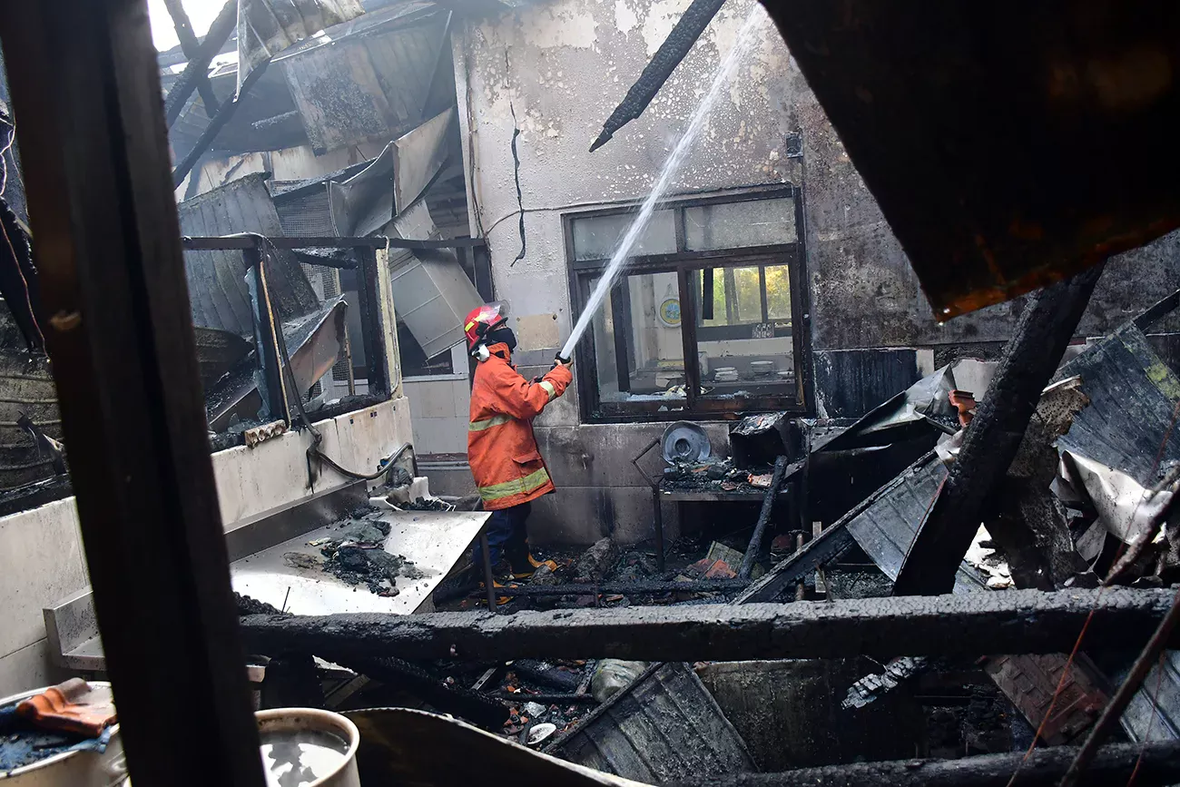 KEBAKARAN LANDA DAPUR RSSA MALANG, 45 PASIEN ANAK DIEVAKUASI