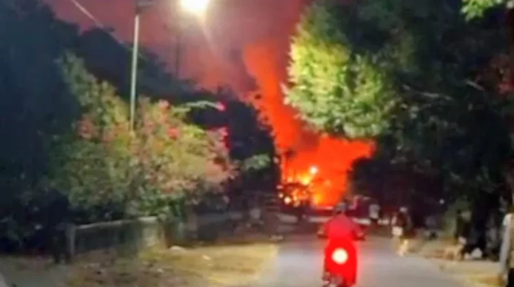 BENTROKAN LISABATA DAN PATAHUWE MELETUS, PULUHAN RUMAH DI SBB HANGUS DIBAKAR