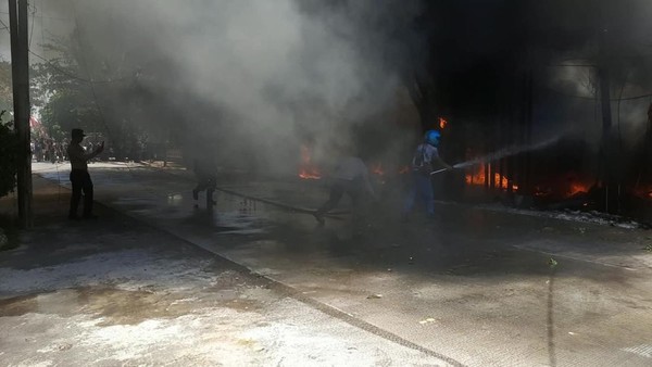 KOREK BENSOL MELEDAK DI TUMPUKAN RONGSOKAN LAMONGAN API LAHAP GUDANG MILIK ASMONO