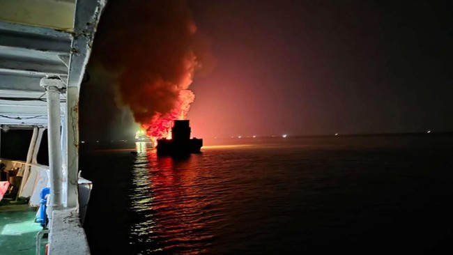KAPAL MUATAN KIMIA TERBAKAR DI PERAIRAN KABAENA, DUA ABK TEWAS
