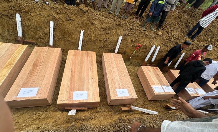11 KORBAN KEBAKARAN PANIAI DIMAKAMKAN SATU LIANG, TANGIS KELUARGA PECAH DI NABIRE