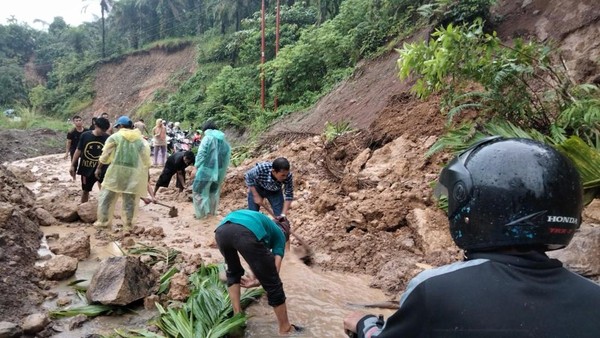 LONGSOR TIMBUN JALAN PROVINSI DI KELOK 8 KELOK 44 LUBUK BASUNG BUKITTINGGI JALUR TERPUTUS