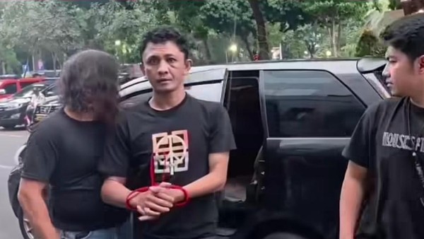 MALING SPESIALIS RUMAH KOSONG DIBEKUK POLDA METRO JAYA, GASAK EMAS DAN LAPTOP APPLE M1 RATUSAN JUTA DI JAGAKARSA