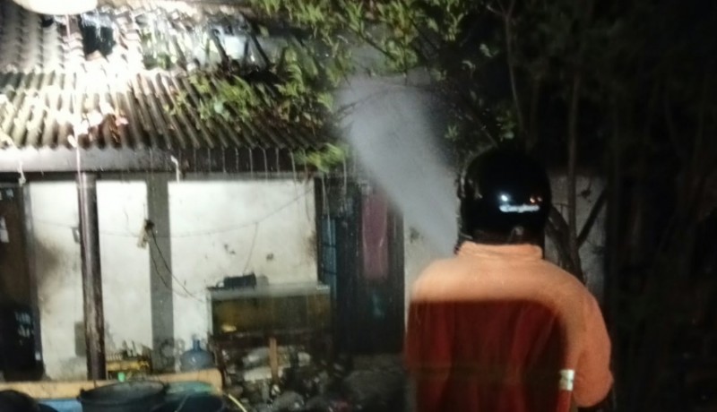 TERTIDUR SAAT GORENG DONAT DAGANGAN, RUMAH PEDAGANG DI YEHEMBANG JEMBRANA LUDES DILALAP API DINI HARI